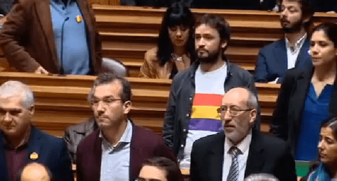 Parlamentarios portugueses llevan la bandera republicana como  rechazo al rey Felipe VI y en solidaridad con los republicanos españoles