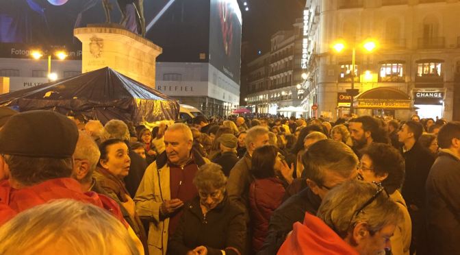 Centenares de ciudadanos indignados y republicanos se concentran en Sol contra la monarquía