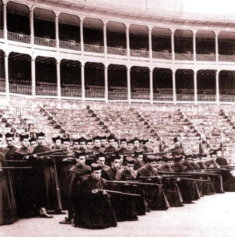 SEMINARISTAS ARMADOS EN LA PLAZA DE TOROS DE PAMPLONA