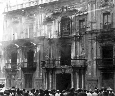 Palacio Episcopal en la mañana del 12 de mayo de 1931, ya incendiado