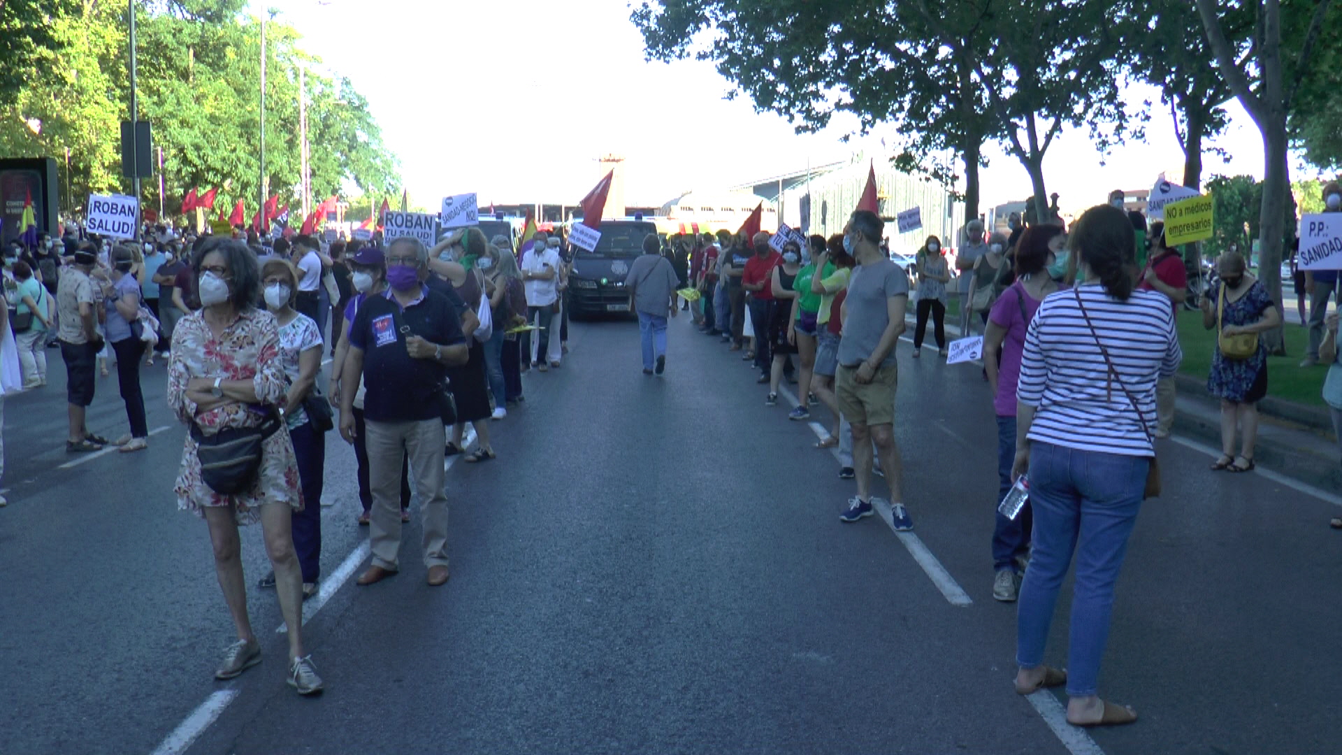 Miles de personas salen a calle en Madrid para defender la sanidad ...