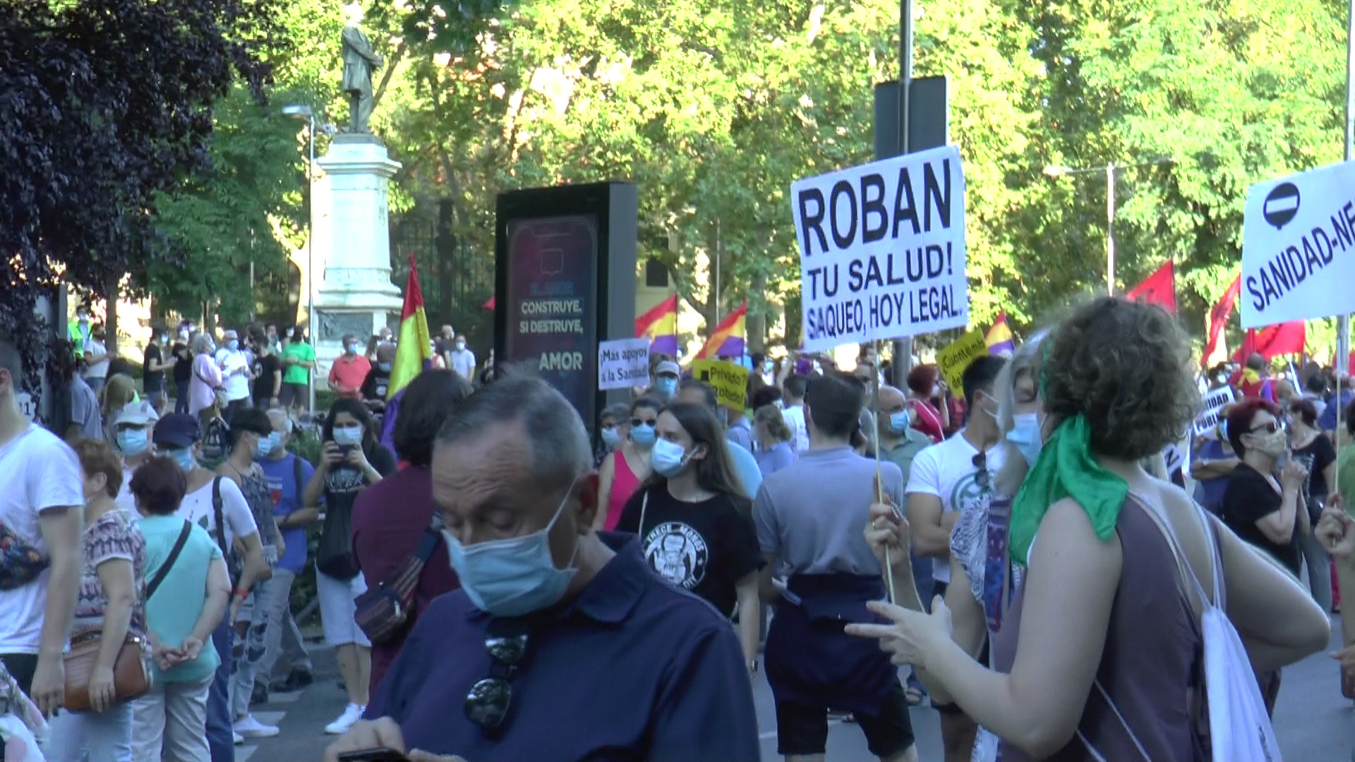 Miles de personas salen a calle en Madrid para defender la sanidad ...