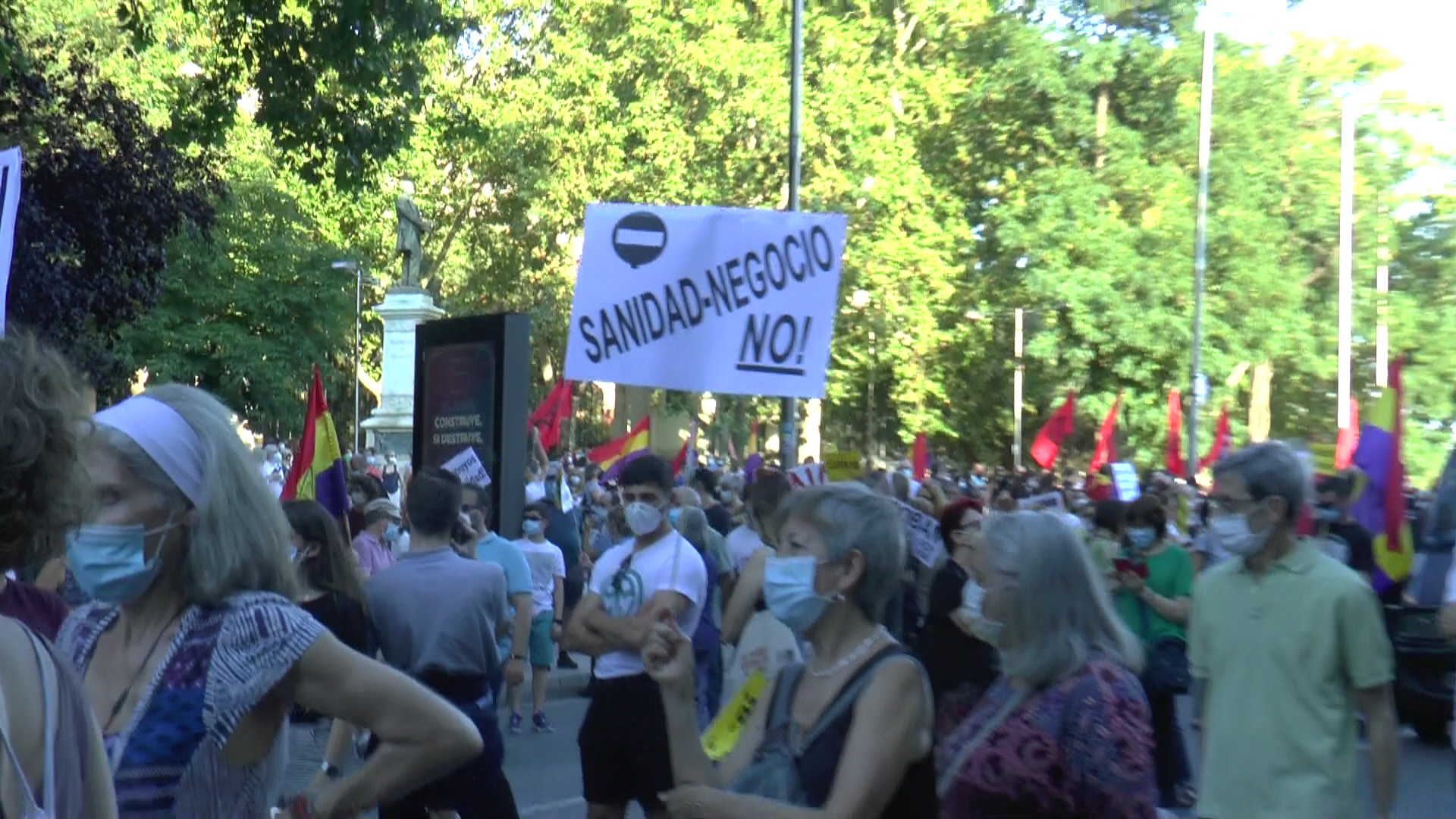 Miles de personas salen a calle en Madrid para defender la sanidad ...