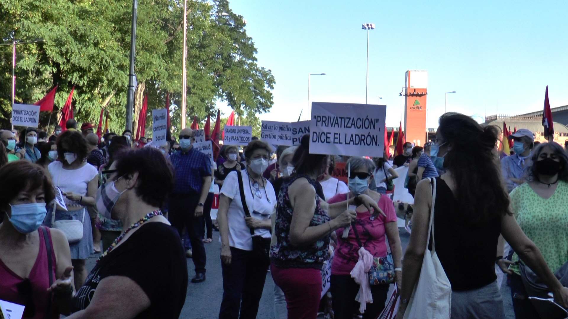 Miles de personas salen a calle en Madrid para defender la sanidad ...