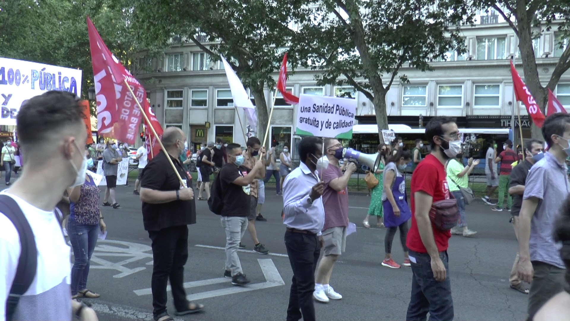 Miles de personas salen a calle en Madrid para defender la sanidad ...