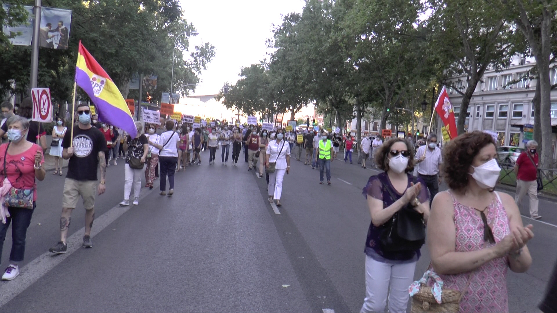 Miles de personas salen a calle en Madrid para defender la sanidad ...