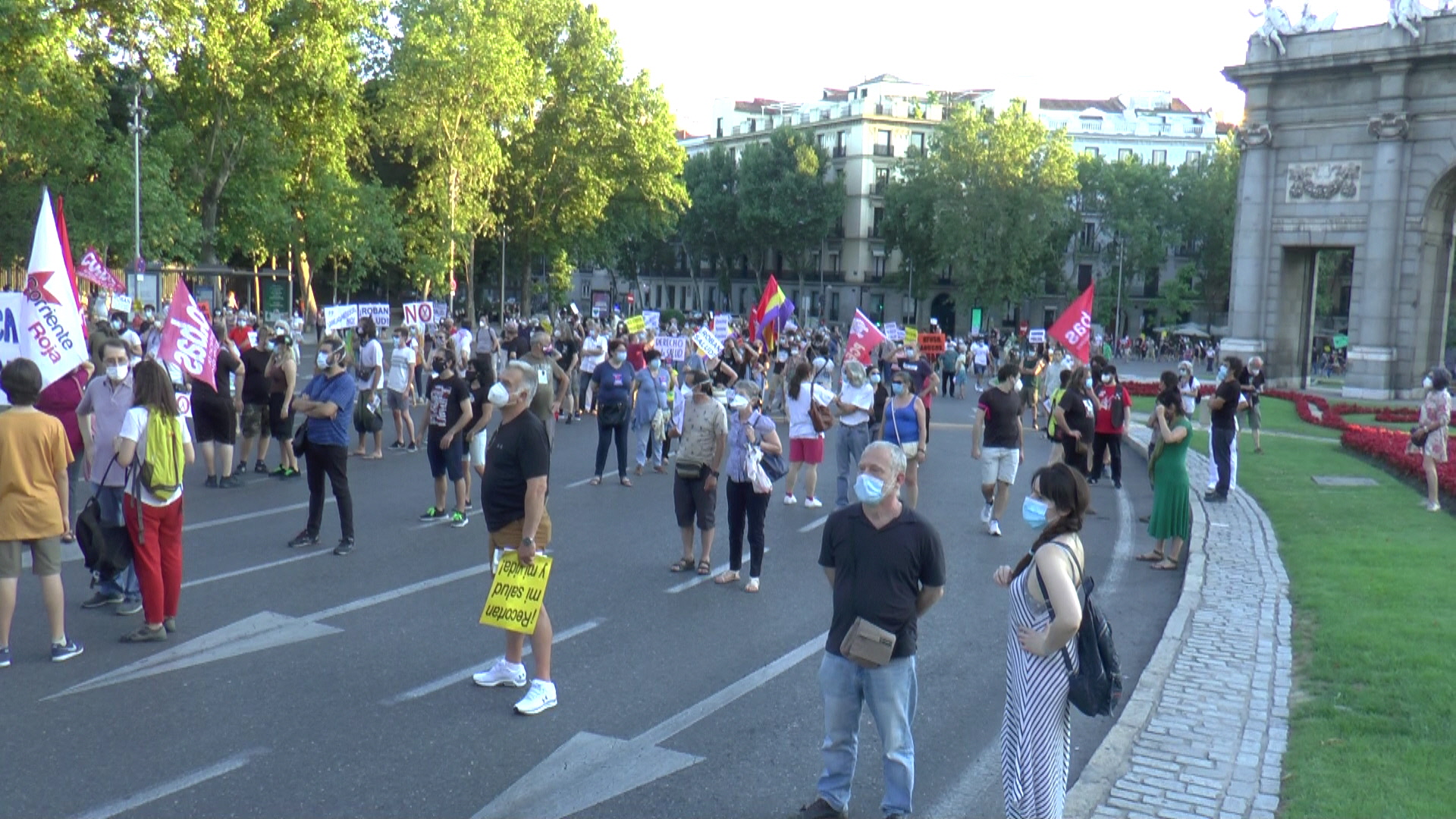 Miles de personas salen a calle en Madrid para defender la sanidad ...